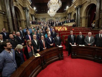 Catalan government and pro independence deputies sing the Catalan anthem after the Catalan regional Parliament declared independence from Spain in Barcelona, October 27, 2017. REUTERS/Albert Gea