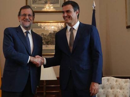 Mariano Rajoy (left) and Pedro Sánchez met on Monday.