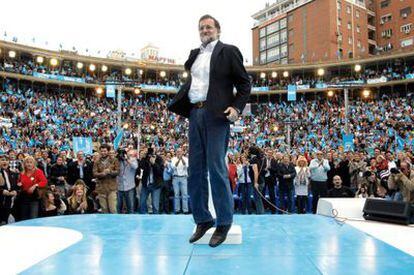Mariano Rajoy jumps up and down during a rally in Valencia on Sunday.