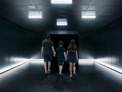 Scene from Fleishman is in Trouble, where the protagonist takes his kids to see a room in Vantablack