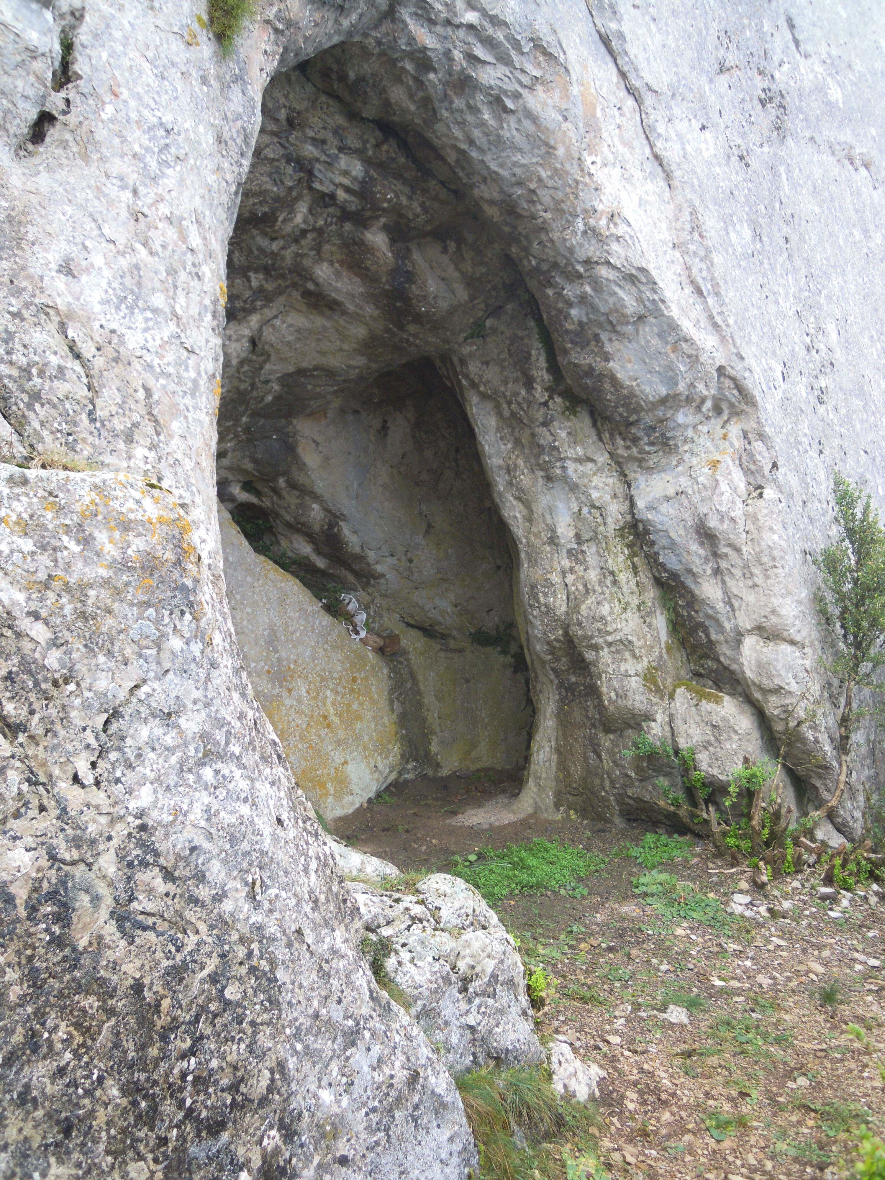 Cave in Peñas de Santo Domingo where the Malón family went into hiding.