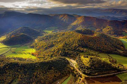 The La Garrotxa Volcanic Zone Natural Park features almost 40 different volcanoes. Despite the landscape being formed by volcanic activity, the area’s rainy climate has resulted in the long dormant volcanoes being covered in vegetation.