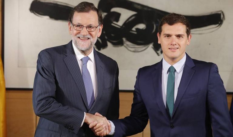 Mariano Rajoy (left) and Albert Rivera clinching their deal.