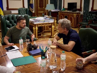 Hollywood actor Ben Stiller (r) meets Ukraine's President Zelenskiy in Kyiv.