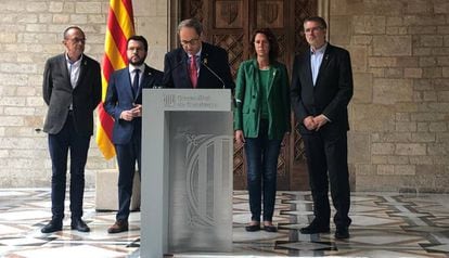 Catalan premier Quim Torra (c) speaks to the press on Saturday.