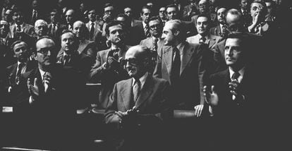 The prime minister of the time, Adolfo Suárez (front right), leads the applause in Congress after the Amnesty Law of October 14, 1977 was passed.