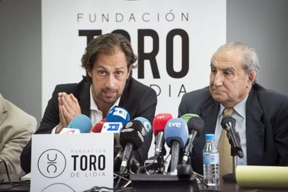 The president of Spain’s Bullfighters’ Union, Juan Diego (left) with lawyer Vicente Conde, explain the legal action they are to take against people who posted hate messages celebrating the death of bullfighter Víctor Barrio.