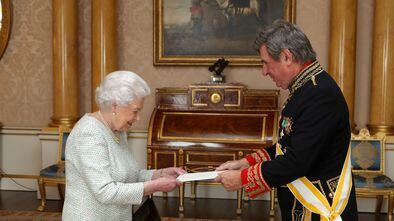 Former Spanish ambassador to the UK Carlos Bastarreche hands his credentials to Queen Elizabeth II in 2017.