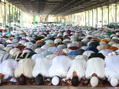 Muslim worshippers praying in a temporary location in Lleida. Debate is raging over plans for a new, permanent mosque.