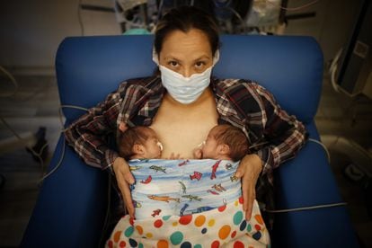 Mili América Antelo, with twins Ayla and Ayma, who were born by cesarean section while she was in intensive care for Covid-19.