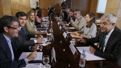 The negotiating teams from the PP and Ciudadanos.