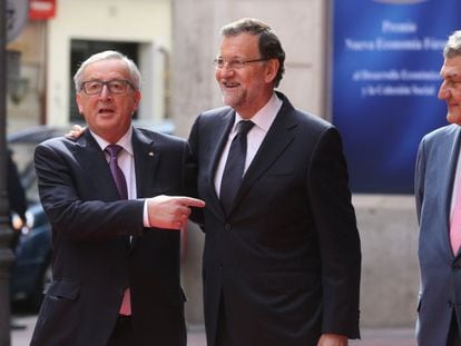 Jean-Claude Junker (l) with acting Prime Minister Mariano Rajoy (c), in a file photo from October.