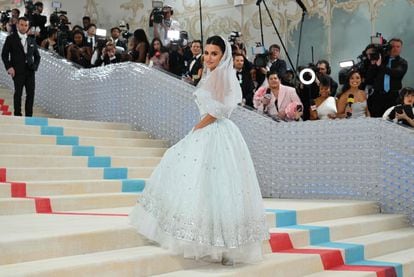 Actress Penelope Cruz, muse of Karl Lagerfeld and one of the hosts of the gala, in a striking Chanel wedding dress from 1988.