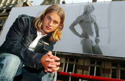Travis Fimmel in front of his own underwear ad in London in 2002. 