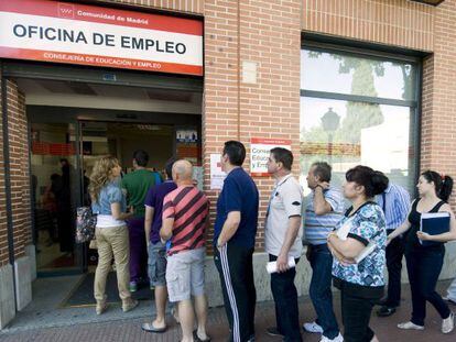People line up outside an unemployment office in Alcalá de Henares (Madrid).