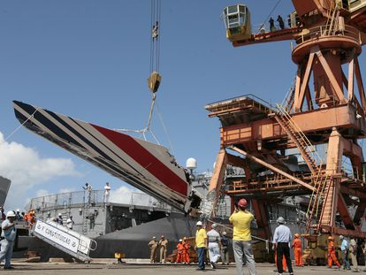 Workers unloading debris, belonging to crashed Air France flight AF447, from the Brazilian Navy's Constitution Frigate in the port of Recife, northeast of Brazil, on June 14, 2009.