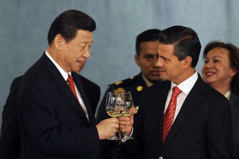 Mexican President Enrique Peña Nieto (r) and his Chinese counterpart Xi Jinping make a toast during an honor dinner at the National Palace in Mexico City, on June 4.