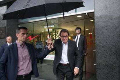 Artur Mas (c) faces charges for organizing a 2014 referendum on independence.