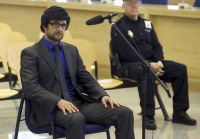 Hervé Falciani appears in a court in Spain, disguised with a wig and glasses.