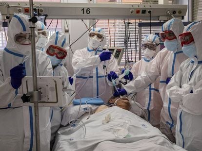 Health workers in Severo Ochoa hospital in the Madrid district of Leganés in December.