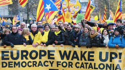 Ousted Catalan premier Carles Puigdemont (c) at Thursday&rsquo;s demonstration in Brussels.