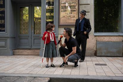 Director Shawn Levy gives instructions to little Nell Sutton next to Mark Ruffalo during the filming of ‘All the Light We Cannot See.’ 