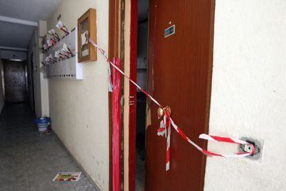 The door of one of the flats in the El Qui&ntilde;&oacute;n neighborhood, which was ransacked by squatters.