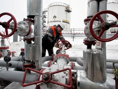 A worker turns a valve at UdmurtNeft's Gremikhinskoye oil field east of Izhevsk near the Ural Mountains, December 7, 2007.