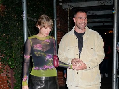 Taylor Swift and Travis Kelce walk through the streets of New York on Oct. 15.