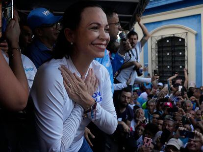 María Corina Machado greets her supporters at a campaign event in Valencia (Venezuela).