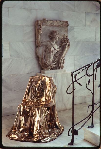 An ancient relief carving and a sculpture by the artist Marina Karella, at the foot of the stairs of Villa Iolas, in 1983.