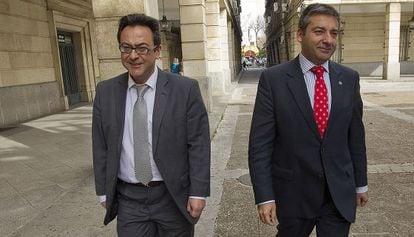 The anti-corruption attorneys Juan Enrique Egocheaga (right) and Manuel Fernández outside the courts in Seville.