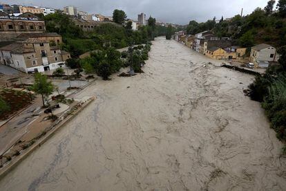 An aerial view of the River Clariano as it passes through Ontinyent.