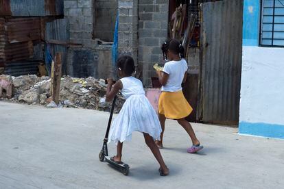 Girls play in Callejón 10 [Alley 10] in La Ciénaga, one of the most disadvantaged and poorest neighborhoods in Santo Domingo. 