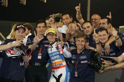 Maverick Vi&ntilde;ales celebrates with his team after winning the Qatar Grand Prix.