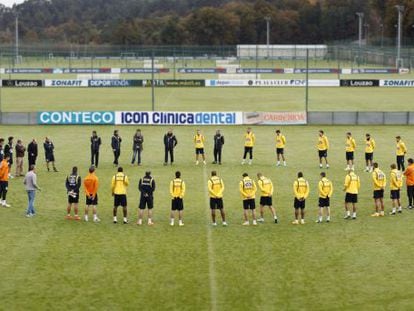 Deportivo players hold a minute’s silence at their training session on Monday after the death of one of their ‘ultra’ fans.