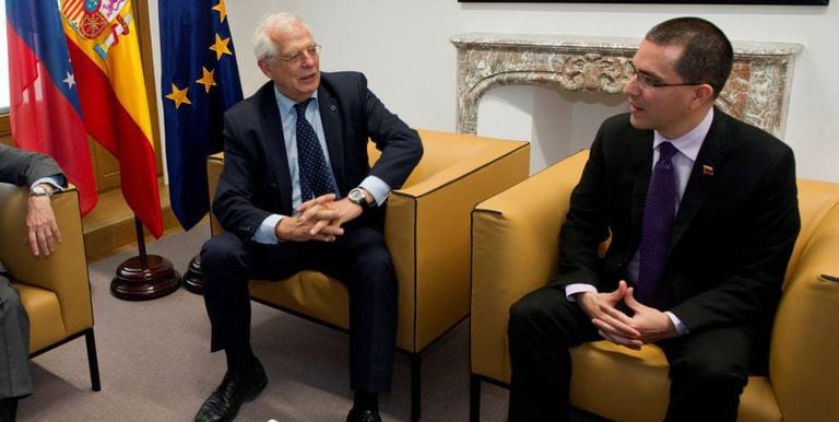 Foreign ministers Josep Borrell of Spain (l) and Jorge Arreaza of Venezuela.