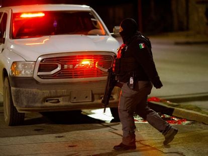 Un policía de investigación en el sitio en que murieron oficiales al ser atacados por personas no identificadas, este 2 de enero, en Ciudad Juárez.