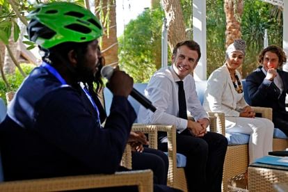 קוסטה נואם באירוע COP27 על צעירים אפריקאים בנוכחות נשיא צרפת עמנואל מקרון.