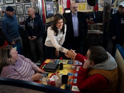 Republican presidential candidate former UN Ambassador Nikki Haley, center, meets with Curtis and Christina Shea during a campaign stop at Mary Ann's Diner in Derry, N.H., Sunday, Jan. 21, 2024.