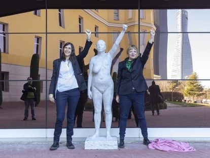 María A. Blasco (left) with the artist Marina Vargas and her sculpture.