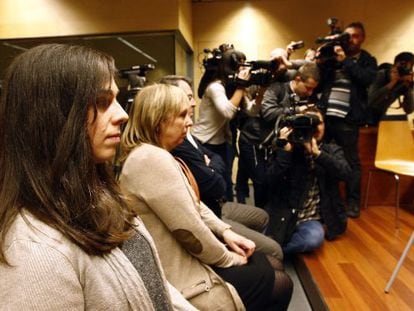 Laia M. (l) appeared in a Girona court with her parents to answer charges of &ldquo;acoustic contamination&rdquo; filed by prosecutors. 