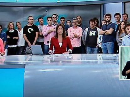 RTVV staff showed support for the news team during a Canal 9 broadcast after the Valencia premier had announced the network&#039;s closure. 