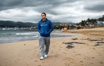 Van der Dussen walks along the beach in Palma.