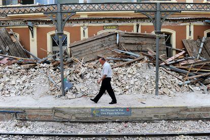 Lorca Sutullena station after the quake.