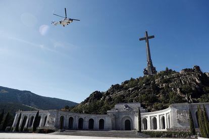 The helicopter carrying Franco’s remains takes off from the Valley of the Fallen. 