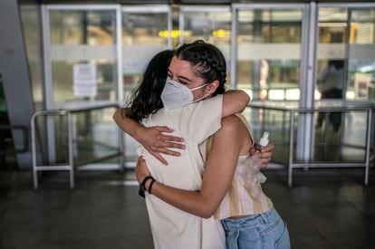 Relatives embrace after the end of the state of alarm in Madrid's Barajas Airport. 