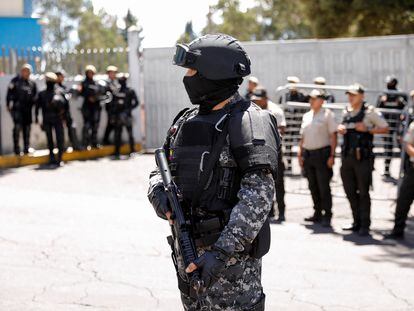 Police guard the National Service of Legal Medicine and Forensic Sciences of Ecuador, where the remains of Fernando Villavicencio were taken.