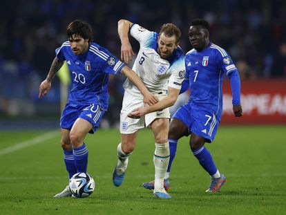 England's Harry Kane challenges for the ball with Italy'sSandro Tonali and Wilfried Gnonto during the Euro 2024 group C qualifying soccer match between Italy and England at the Diego Armando Maradona stadium in Naples, Italy, on March 23, 2023.