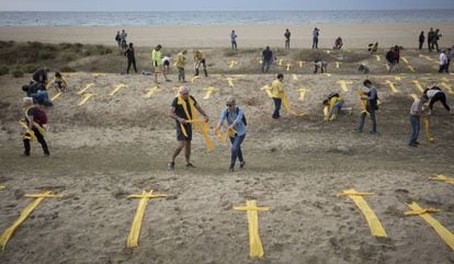 A protest with yellow towels on a beach in Mataró on Sunday.